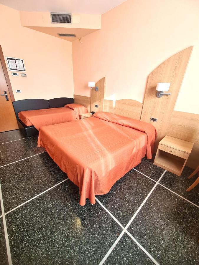 Hotel Zurigo Вараце Екстериор снимка
