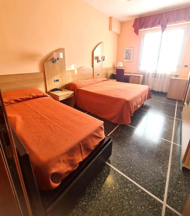 Hotel Zurigo Вараце Екстериор снимка