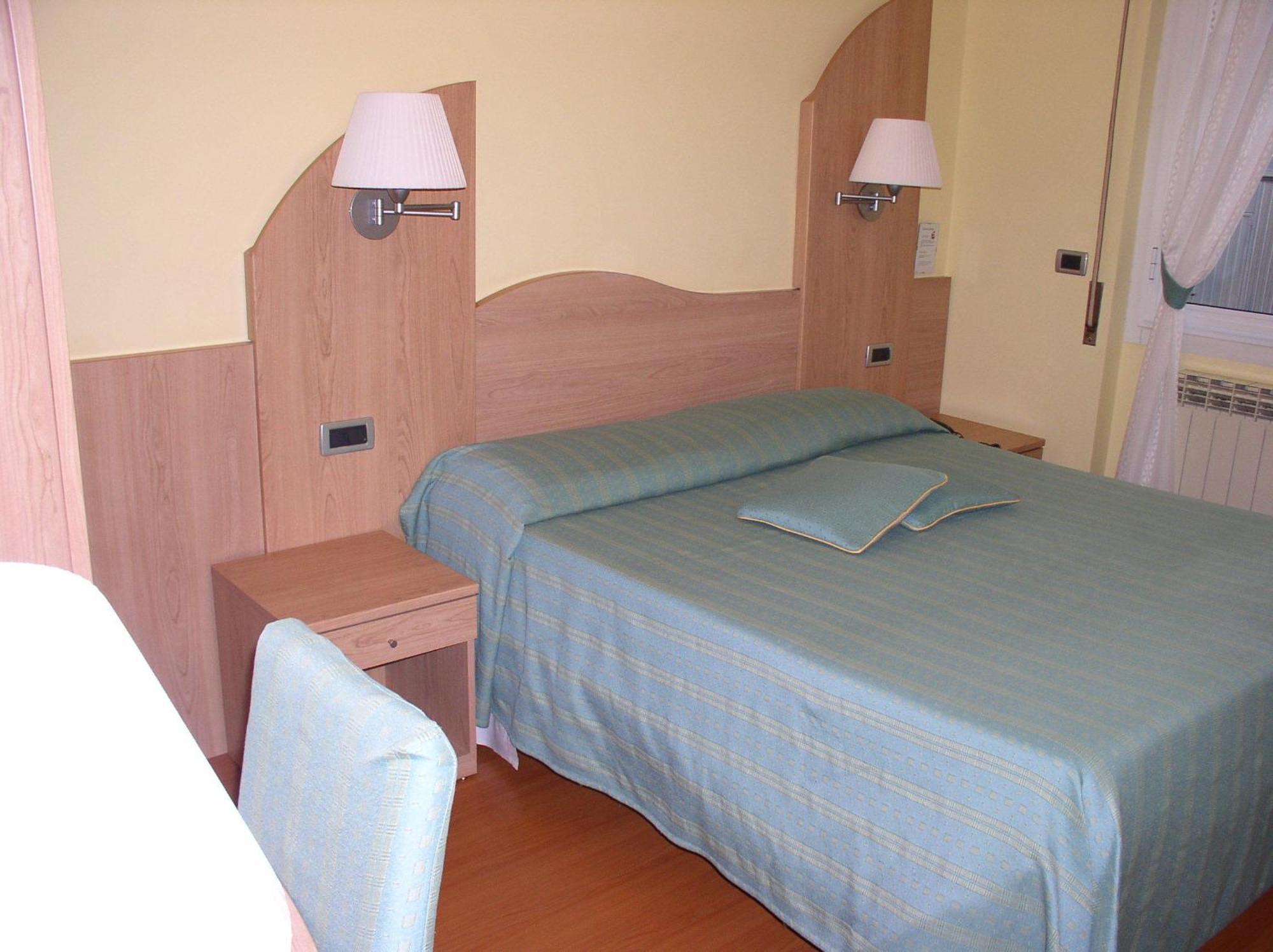 Hotel Zurigo Вараце Екстериор снимка