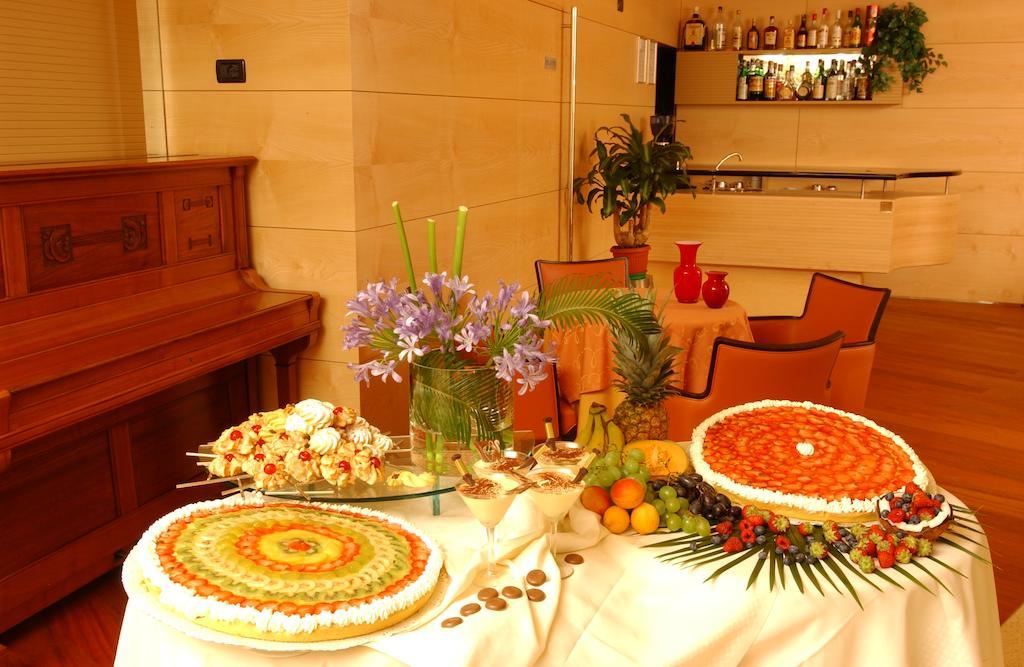 Hotel Zurigo Вараце Екстериор снимка
